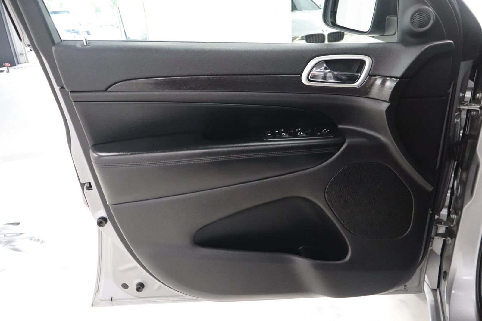 Used 2015 Jeep Grand Cherokee Altitude AWD/4WD image 13
