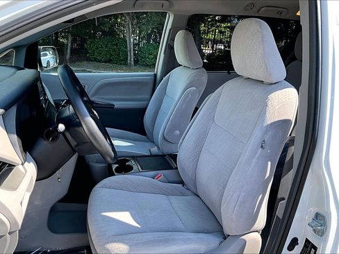 Used 2019 Toyota Sienna LE FWD image 22
