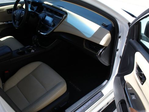 Used 2016 Toyota Avalon Limited w/ Toyota Safety Sense Package image 12