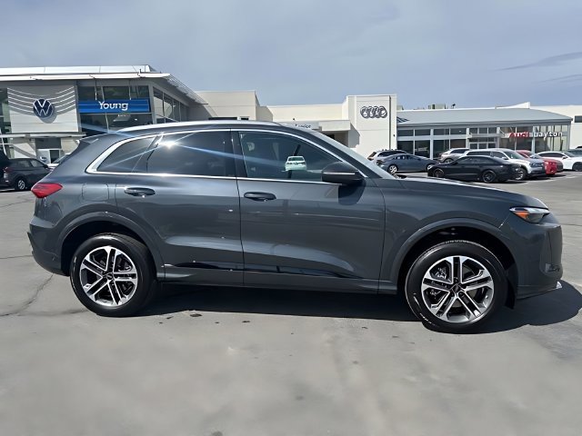Used 2025 Audi Q5 Premium w/ Convenience Package AWD/4WD image 2