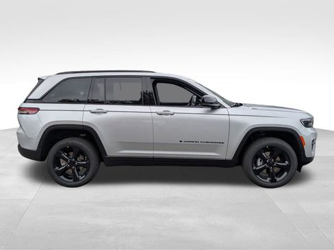New 2025 Jeep Grand Cherokee Altitude image 2