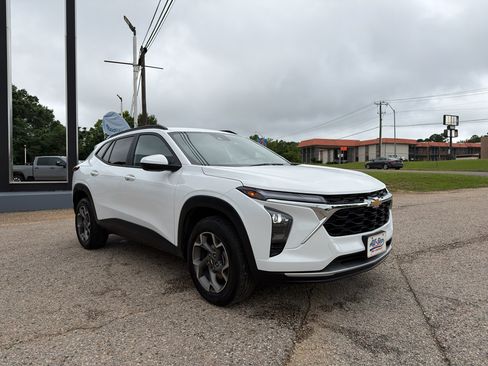Used 2025 Chevrolet Trax LT FWD image 12