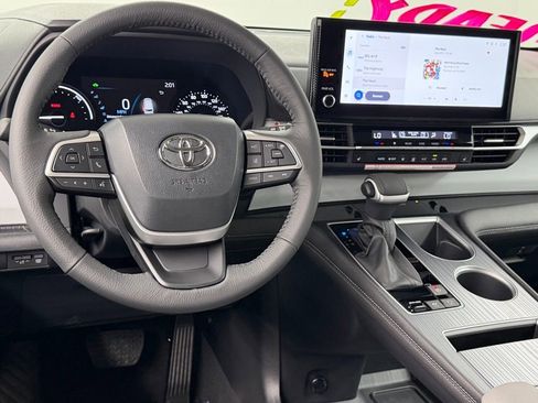 Used 2026 Toyota Sienna XLE FWD image 37