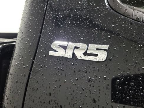 Certified 2018 Toyota Tacoma SR5 AWD/4WD image 11