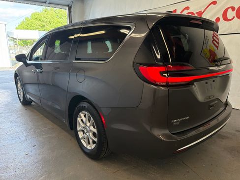 Used 2023 Chrysler Pacifica Touring-L image 9