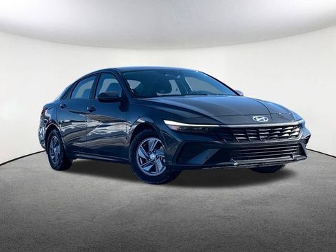 Used 2024 Hyundai Elantra SE image 2