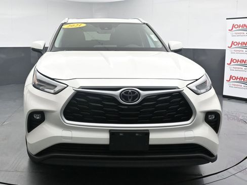 Used 2021 Toyota Highlander XLE AWD/4WD image 3