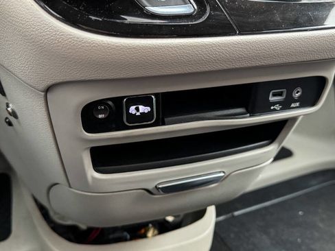 Used 2018 Chrysler Pacifica Touring-L image 31