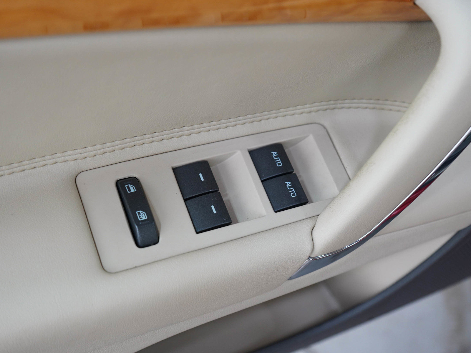 Used 2012 Lincoln MKZ FWD image 17