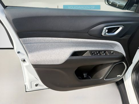 Used 2022 Jeep Compass Latitude w/ Sun and Sound Group FWD image 19