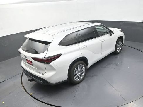 Certified 2025 Toyota Highlander Limited AWD/4WD image 30