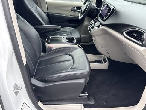Used 2023 Chrysler Pacifica Touring-L FWD image 15