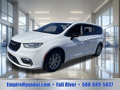 Used 2025 Chrysler Pacifica Select