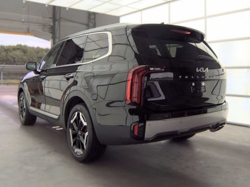 Used 2023 Kia Telluride S w/ S Sunroof Package FWD image 3