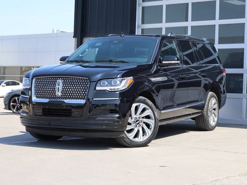 Used 2024 Lincoln Navigator L 4WD image 3