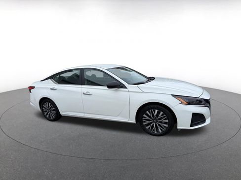 Used 2025 Nissan Altima 2.5 SV image 1