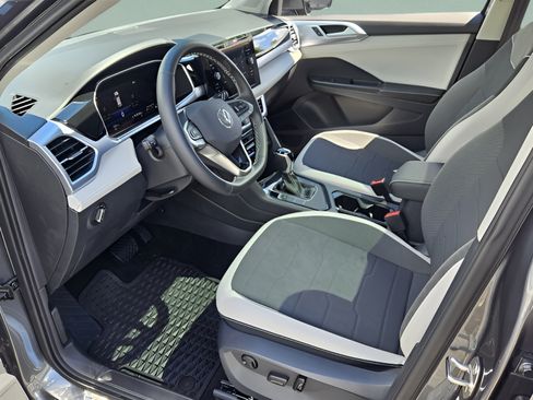 Certified 2025 Volkswagen Taos SE FWD image 12