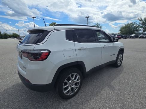 Used 2022 Jeep Compass Latitude w/ Sun and Sound Group AWD/4WD image 5