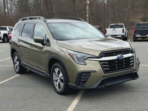 Used 2025 Subaru Ascent Premium AWD/4WD image 2