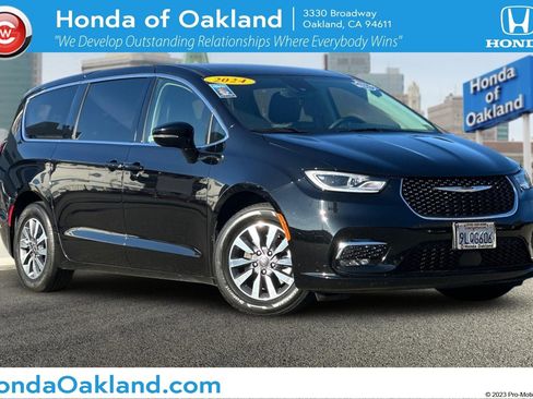 Used 2024 Chrysler Pacifica Select image 1