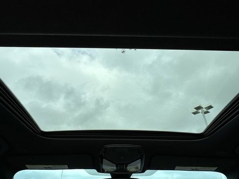 Used 2025 BMW 330i xDrive Sedan w/ Premium Package image 24