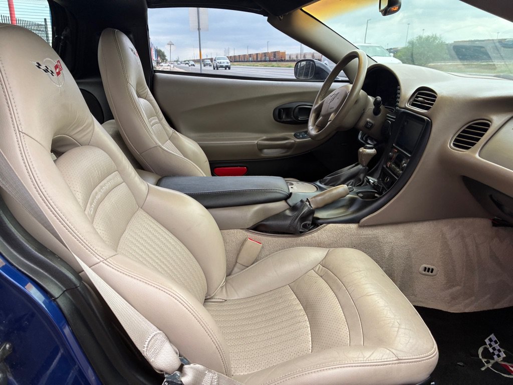 Used 2004 Chevrolet Corvette Coupe w/ Preferred Equipment Group RWD image 32