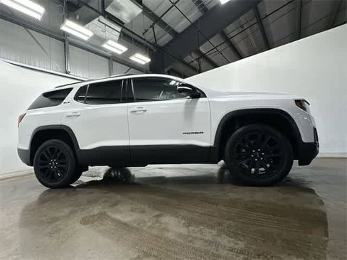 Used 2023 GMC Acadia SLE w/ Driver Convenience Package image 3