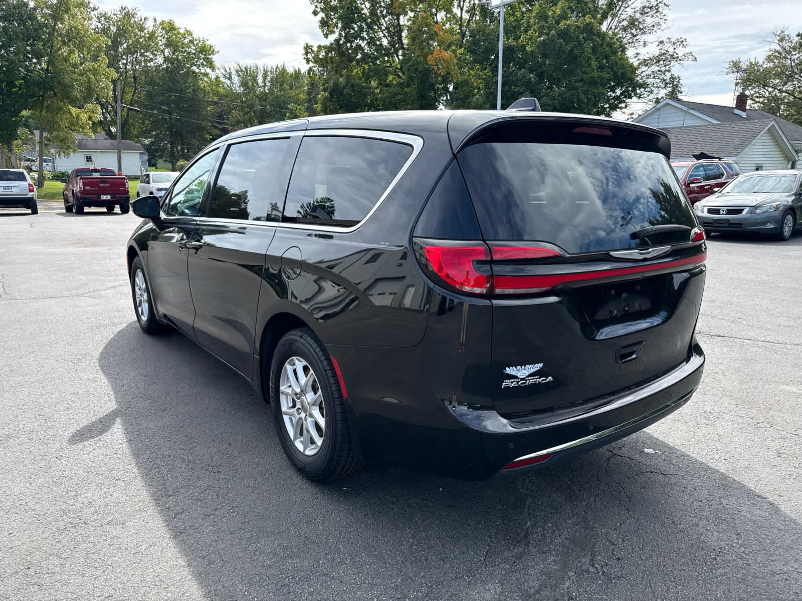 Used 2024 Chrysler Pacifica Touring FWD image 5