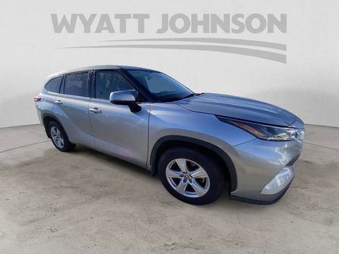 Used 2021 Toyota Highlander LE AWD/4WD image 12
