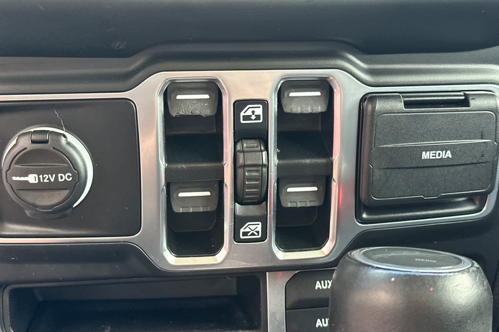 Used 2020 Jeep Gladiator Overland AWD/4WD image 13