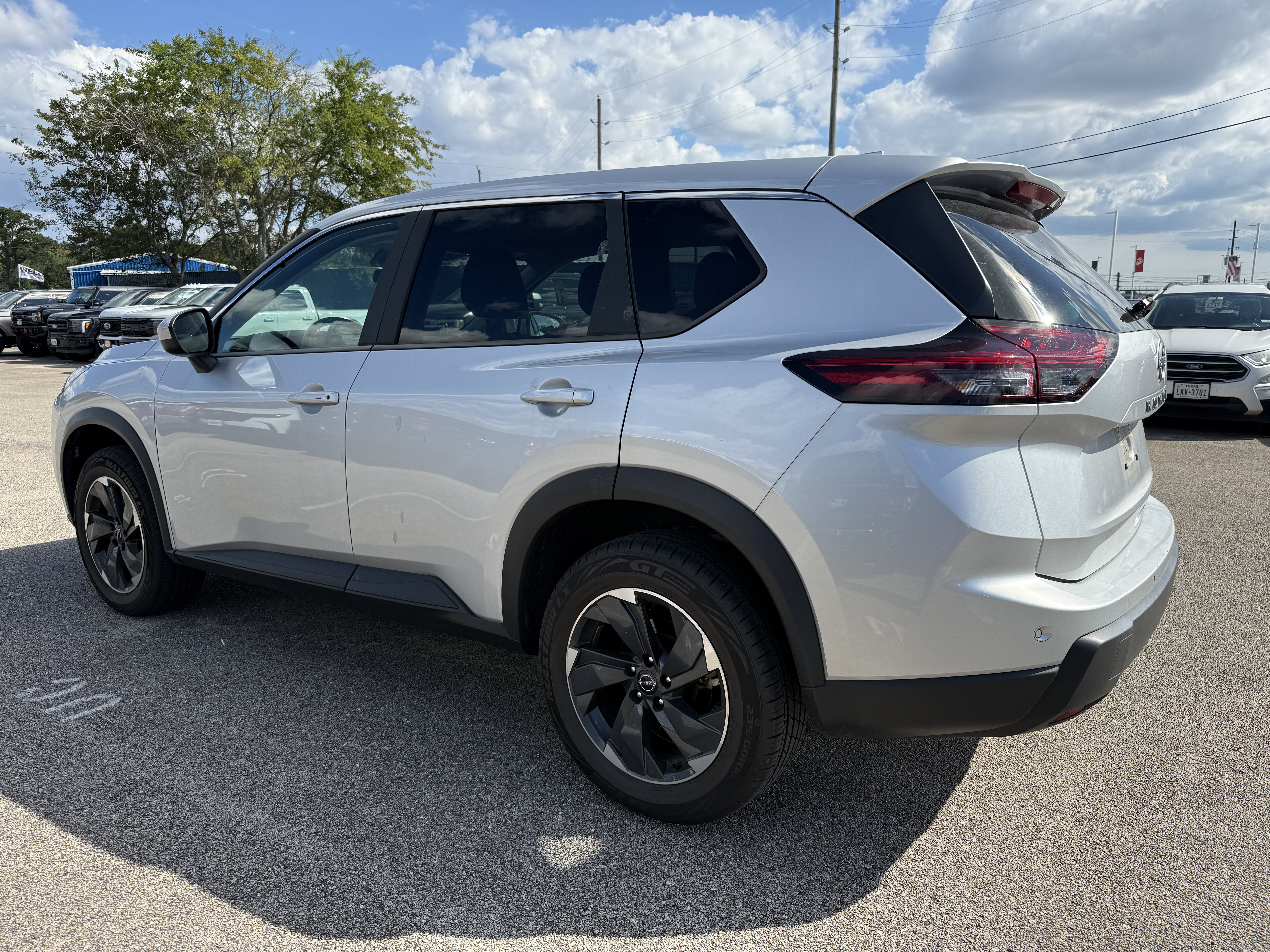 Used 2025 Nissan Rogue SV FWD image 3
