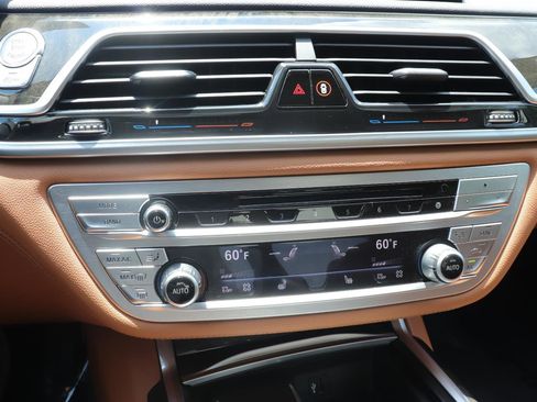 Used 2018 BMW 750i RWD image 33