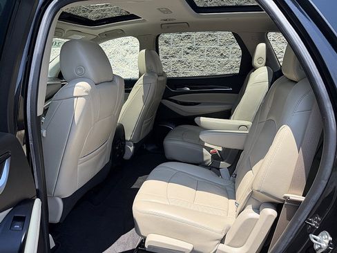 Used 2018 Buick Enclave Premium w/ Experience Buick Package FWD image 19