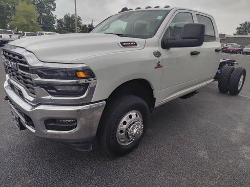 New 2026 RAM 3500 Tradesman w/ Chrome Appearance Group image 4