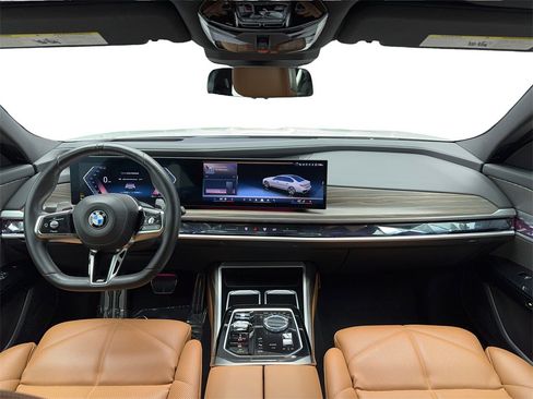 Used 2023 BMW 740i image 17