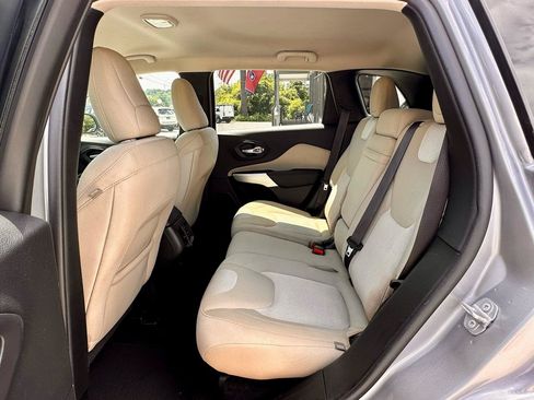 Used 2018 Jeep Cherokee Latitude w/ Mobile Office Group AWD/4WD image 10