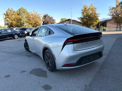 Used 2025 Toyota Prius LE FWD image 8