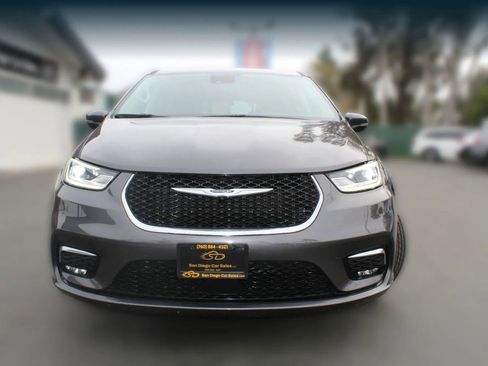 Used 2023 Chrysler Pacifica Touring-L image 9