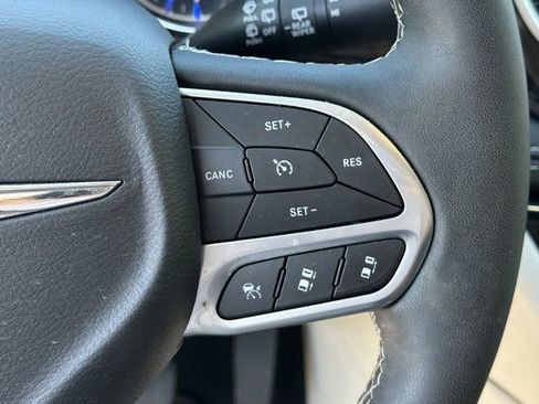 Used 2024 Chrysler Pacifica Limited FWD image 31