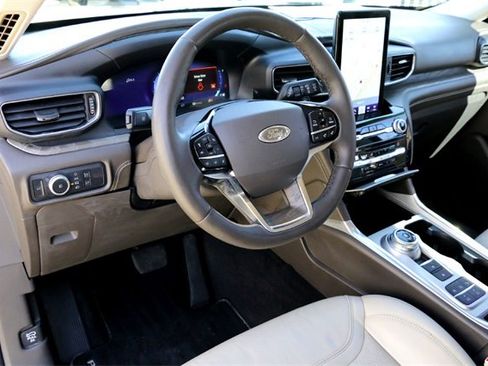 Used 2021 Ford Explorer Platinum w/ Premium Technology Package image 9