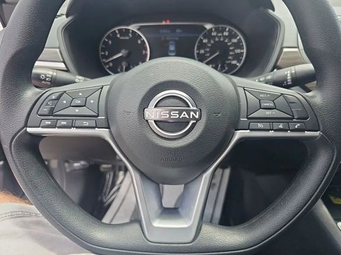 Used 2025 Nissan Altima 2.5 SV FWD image 12