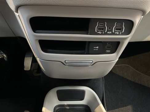 Used 2022 Chrysler Pacifica Touring-L image 29
