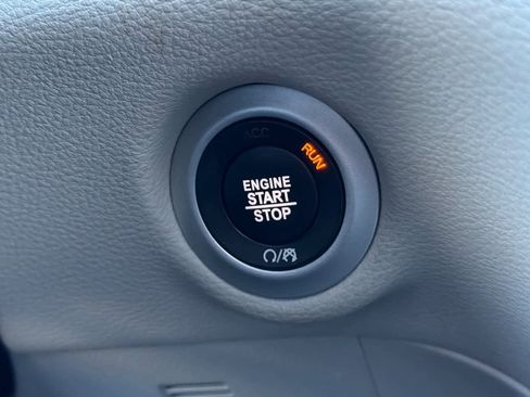 Used 2023 Chrysler Pacifica Limited image 24