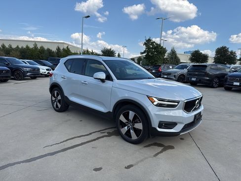 Used 2020 Volvo XC40 T5 Momentum image 3
