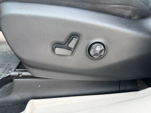 Used 2022 Chrysler Pacifica Touring-L image 16