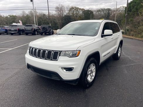Used 2020 Jeep Grand Cherokee Laredo image 3