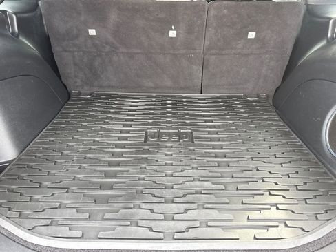 Used 2021 Jeep Grand Cherokee Laredo X RWD image 10