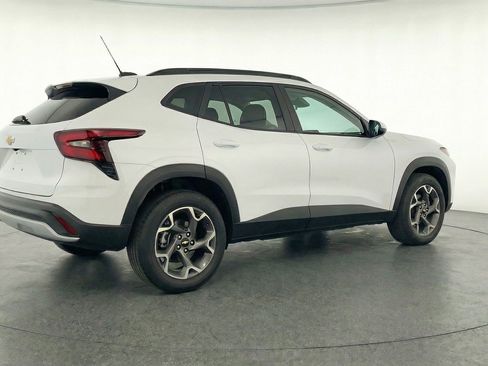 Used 2025 Chevrolet Trax LT w/ LT Convenience Package FWD image 9