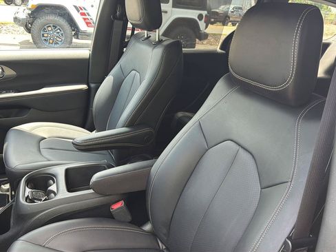 Used 2025 Chrysler Pacifica Select FWD image 14