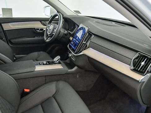 Certified 2025 Volvo XC90 T8 Plus w/ Protection Package Premier image 17